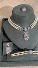 Aviola pearl bridal earrings with crystal dangle for elegant wedding outfit