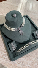 Aviola bridal pearl choker jewelry set with vintage crystal pendant for elegant wedding look