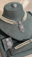Aviola bridal pearl necklace with vintage crystal pendant for royal wedding style